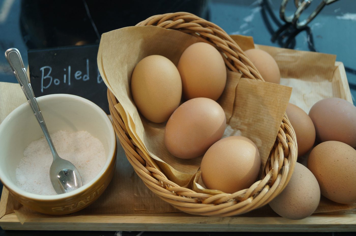 Boiled 명패가 놓인 삶은 달걀 바구니