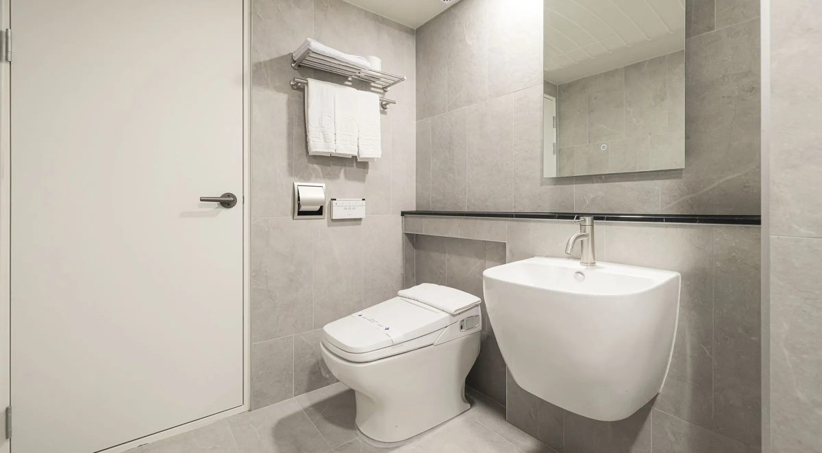 Gaming PC room bathroom