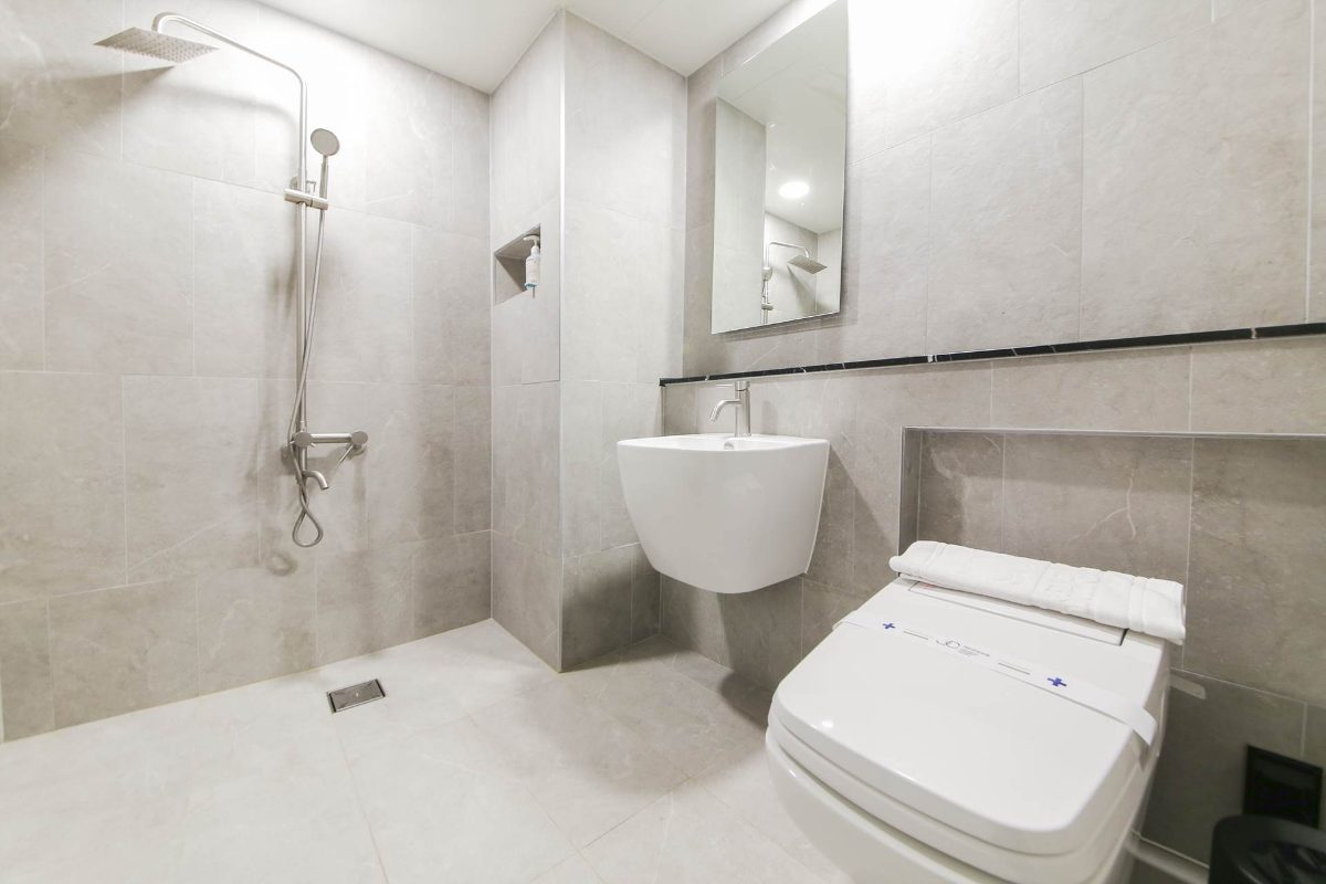 Semi-suite bathroom