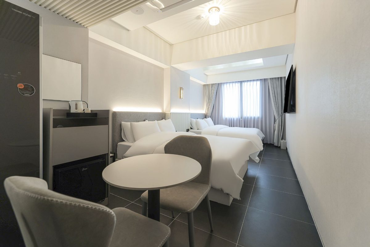 Semi-suite twin table and minibar