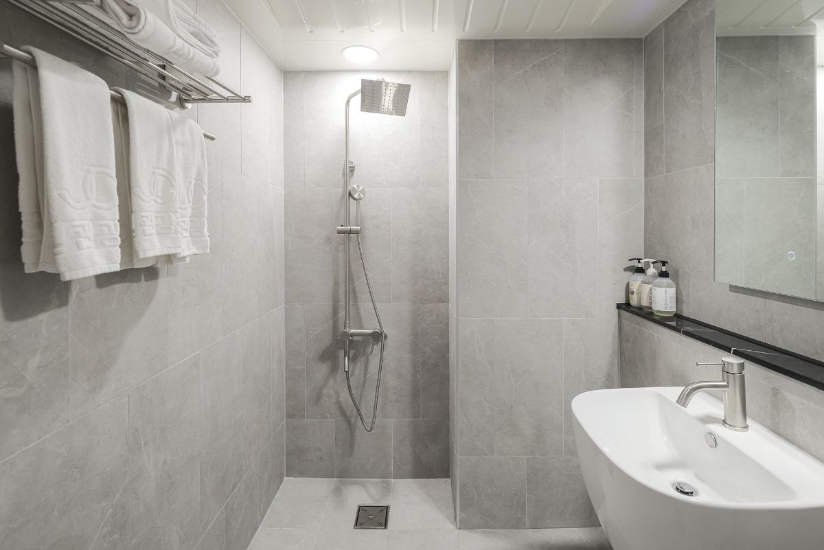 Semi-suite twin bathroom