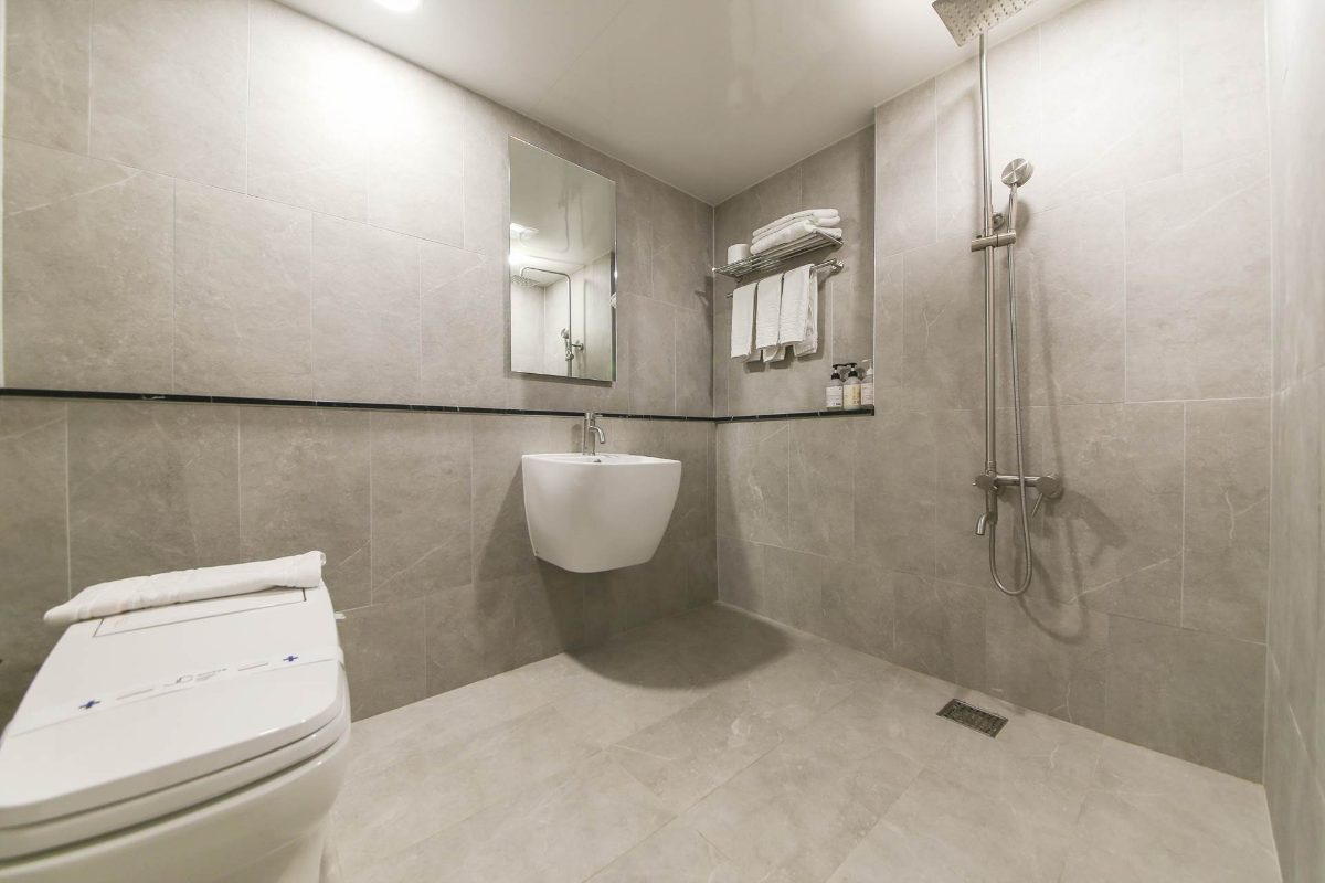 Ondol room for 8 bathroom 1
