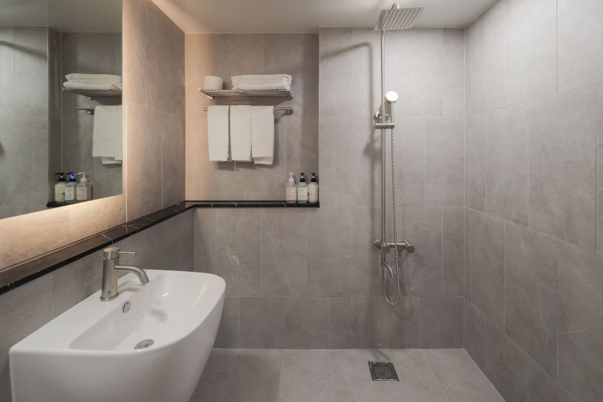 Ondol room for 8 bathroom 2