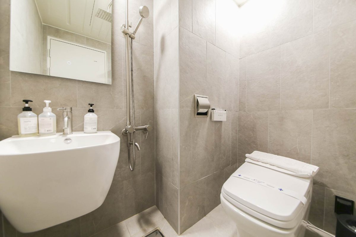 Standard room bathroom