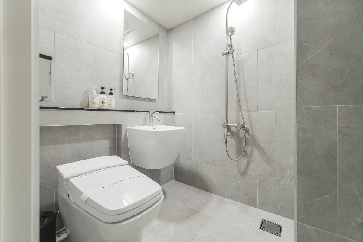 Superior room bathroom
