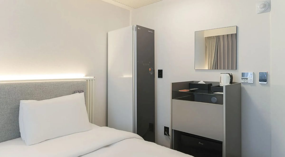 Twin room styler and minibar
