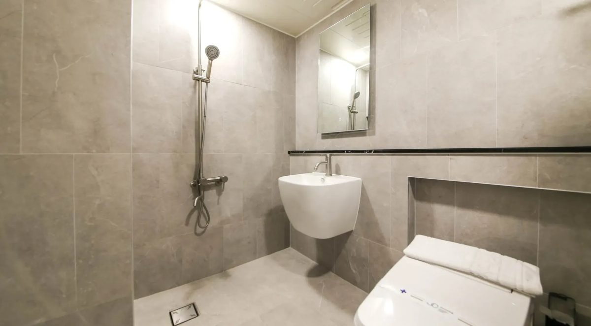 Twin room bathroom